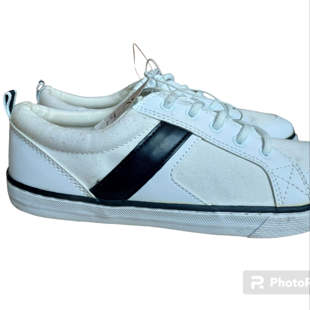 NWT The Childrens Place Size 5 Youth Tennis Shoes